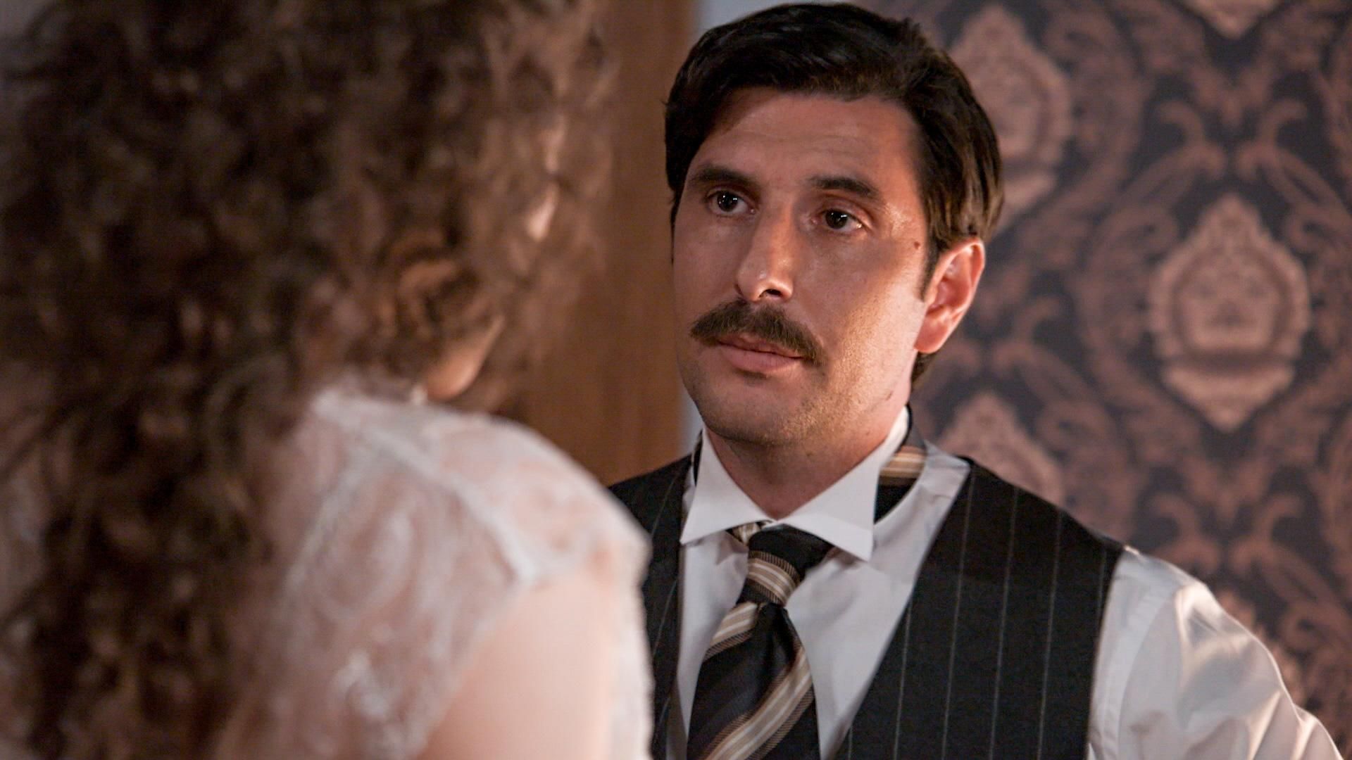 Grand Hotel: Η Αλίκη προσπαθεί να ξεμπλέξει τον Πέτρο και ο Ρήγας το καταλαβαίνει