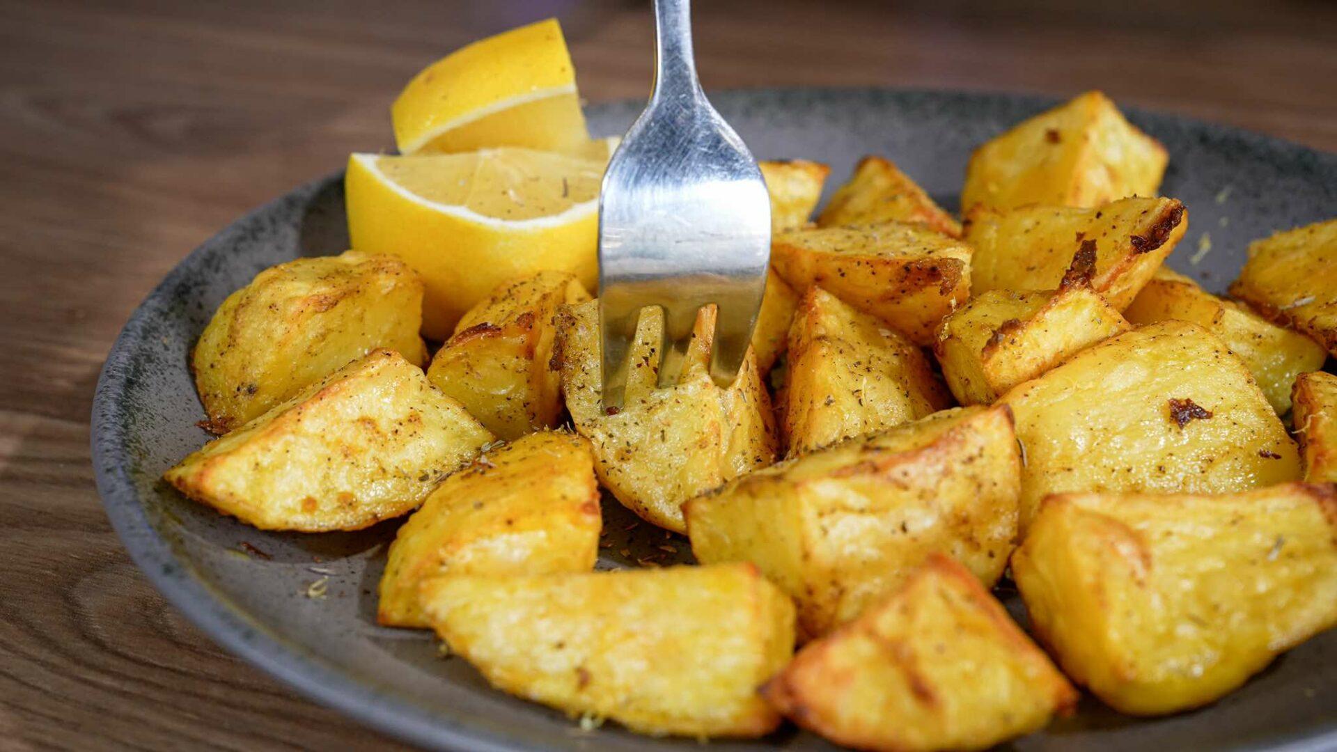 πατάτες φούρνου-για-τα-Χριστούγεννα-και-την-Πρωτοχρονιά-συνταγή-