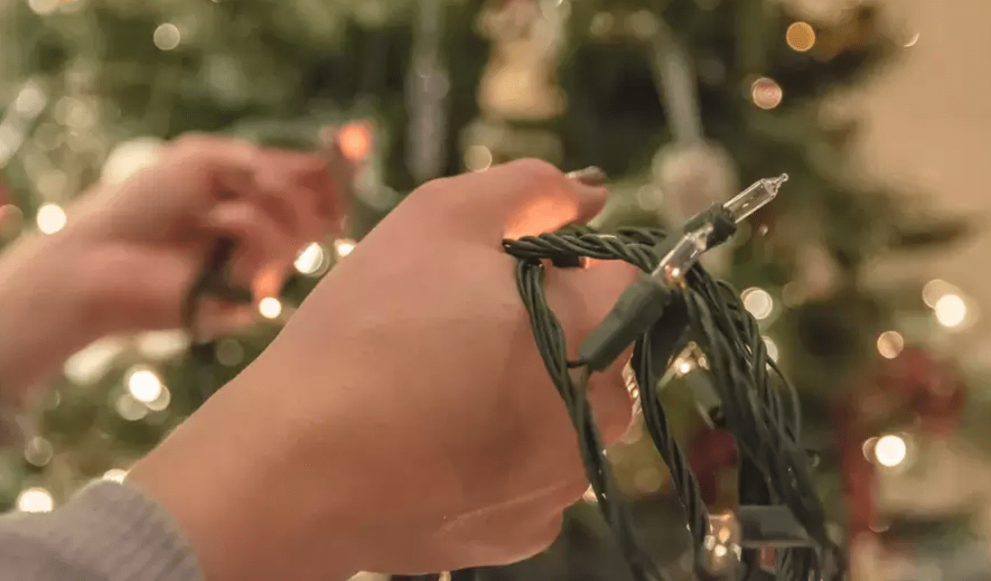 viral hack-για-να-βάλεις-σωστά-τα-φωτάκια-στο-Χριστουγεννιάτικο δέντρο-