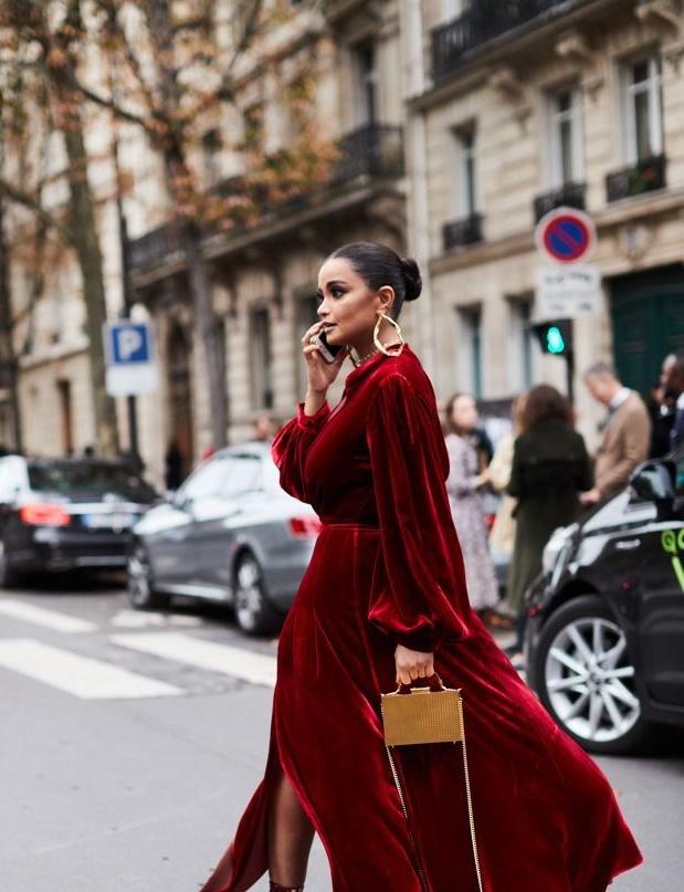 μάξι-βουργουνδί-φόρεμα-για-τα-Χριστούγεννα-και-την-Πρωτοχρονιά-ιδέες- μάξι-βουργουνδί-φόρεμα-για-τα-Χριστούγεννα-και-την-Πρωτοχρονιά-ιδέες-