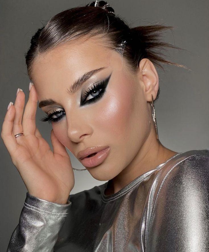 Glitter Smokey Eyes: Το Απόλυτο Festive Look για τα Χριστούγεννα και τη Πρωτοχρονιά Glitter Smokey Eyes: Το Απόλυτο Festive Look για τα Χριστούγεννα και τη Πρωτοχρονιά