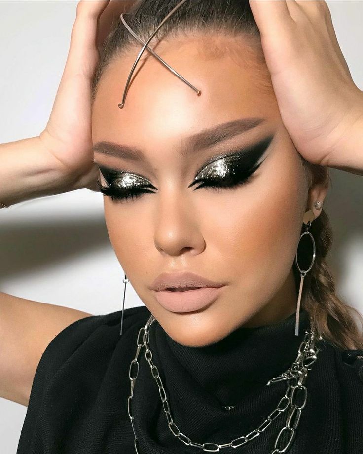 ασημί glitter-στα-μάτια-με-σβησμένο eye liner-ιδέες- ασημί glitter-στα-μάτια-με-σβησμένο eye liner-ιδέες-