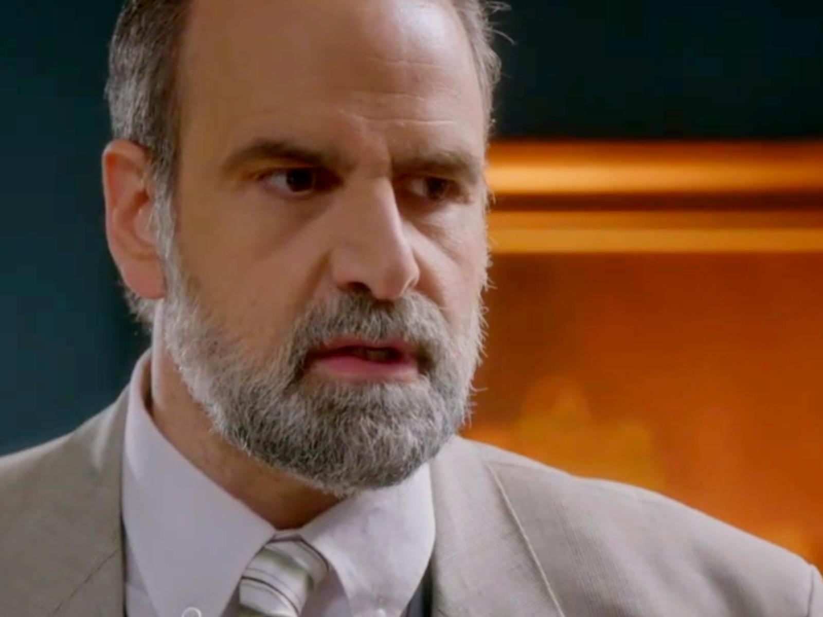 Άγιος Έρωτας: O Παύλος εξαλλος την πιάνει στα χέρια του και αρχίζει να την χτυπάει χωρίς έλεος