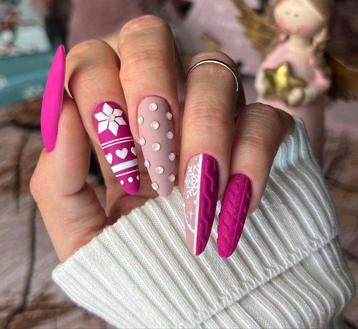 Χιονονιφάδες στα Νύχια: Το απόλυτο μανικιούρ για τα Χριστούγεννα Χιονονιφάδες στα Νύχια: Το απόλυτο μανικιούρ για τα Χριστούγεννα