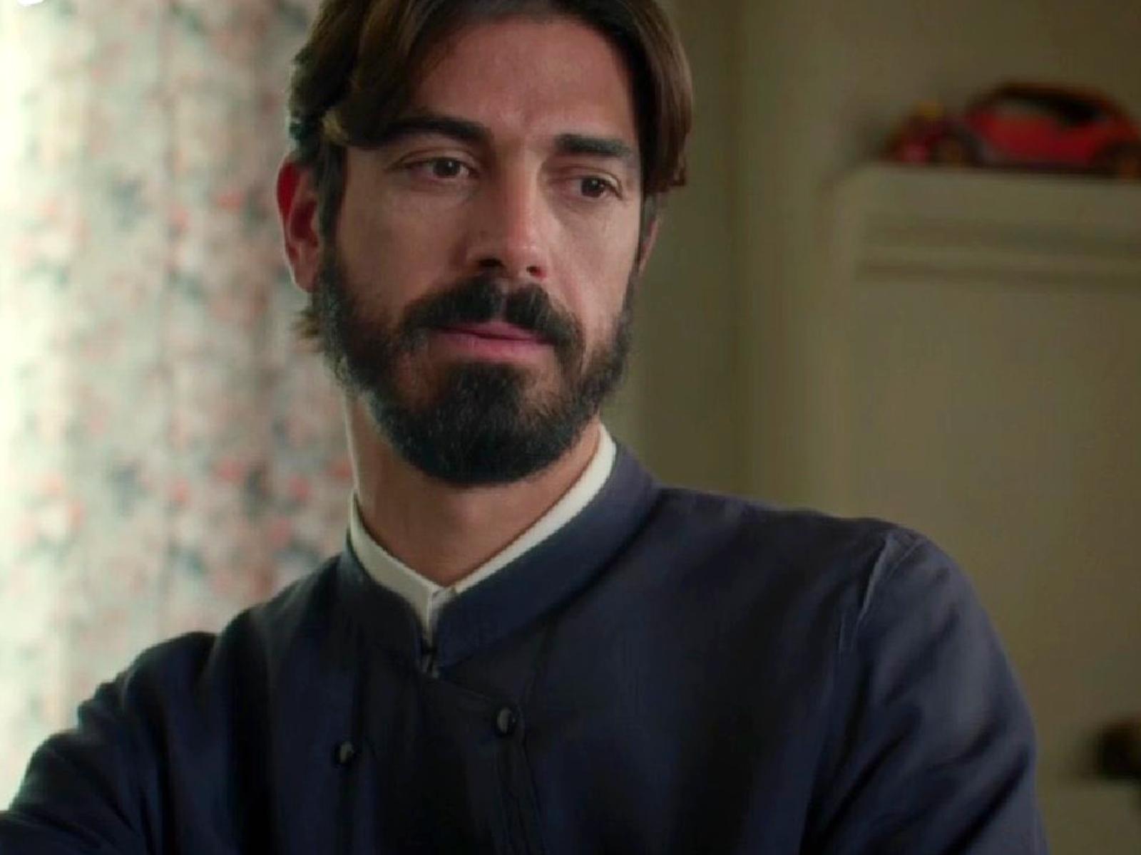 Άγιος  Έρωτας: Ο πατήρ Νικόλαος κηδεύει εικονικά το μωρό της Χλόης