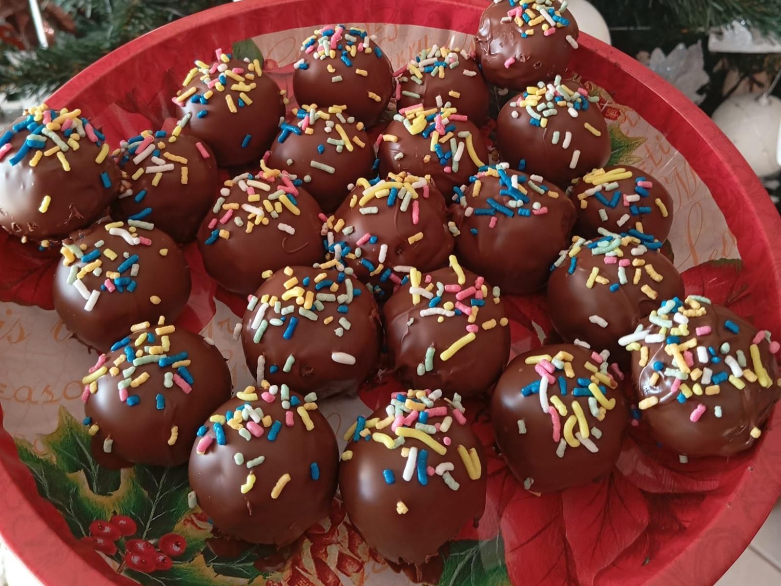 Γιορτινά τρουφάκια για αρχάριες με 4 υλικά