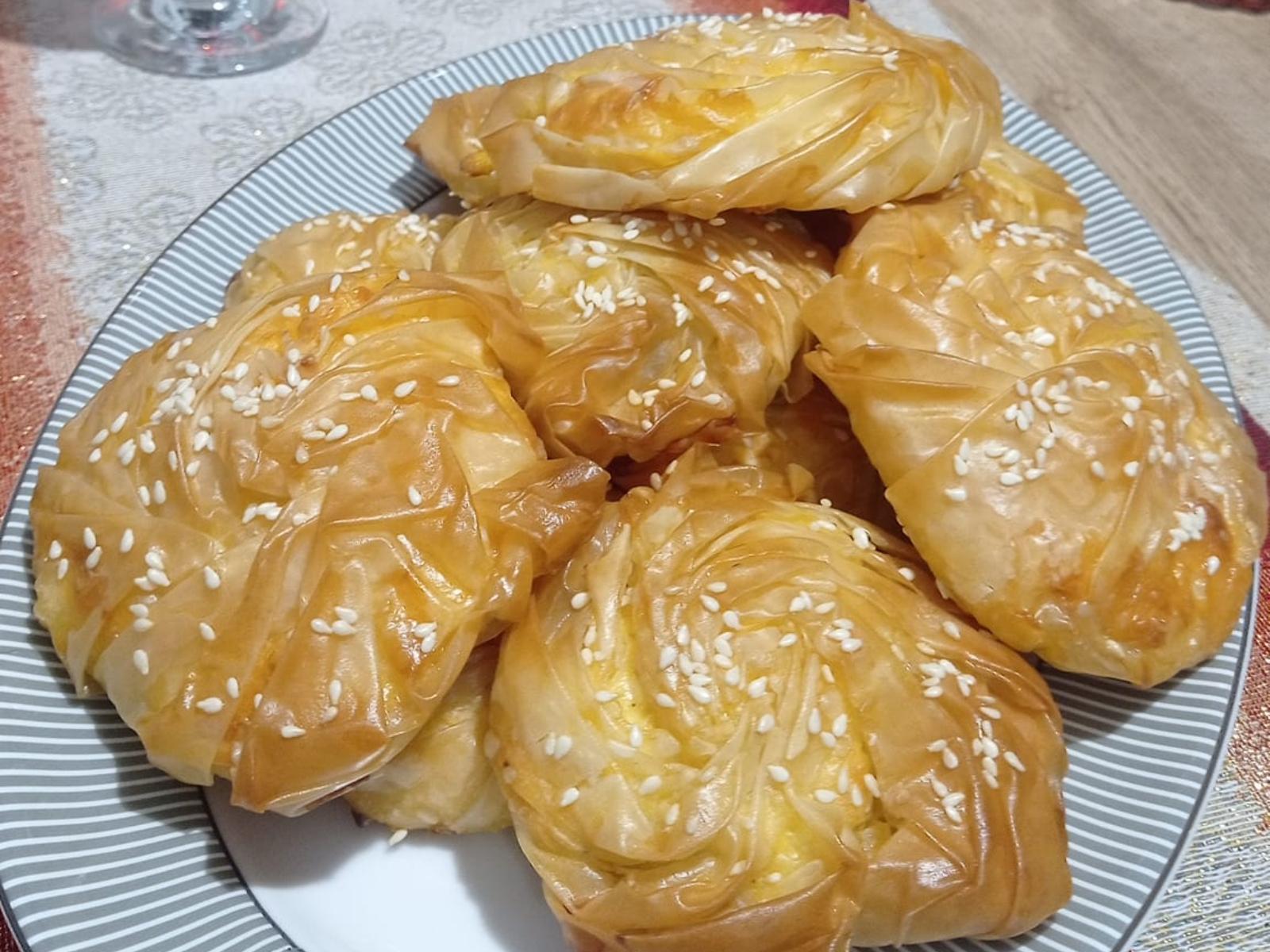 Γιορτινά τυροπιτάκια με φύλλο κρούστας