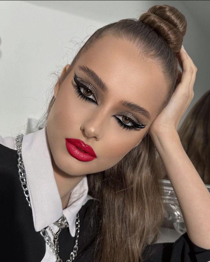 κόκκινα-χείλη-με-γκρι-σκιά-και-eye liner-ιδέες- κόκκινα-χείλη-με-γκρι-σκιά-και-eye liner-ιδέες-