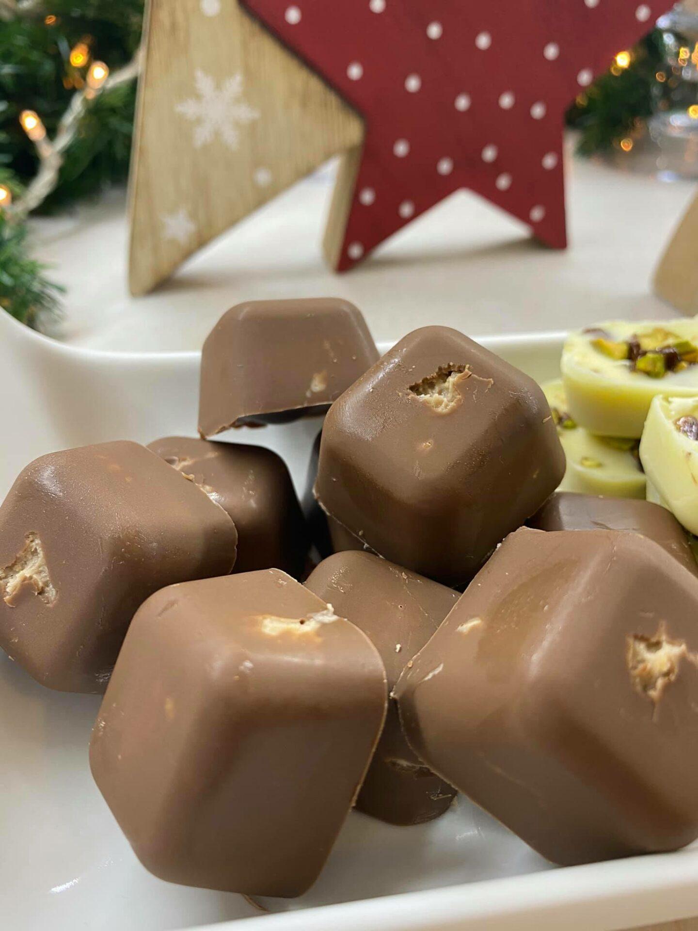 Γιορτινά-σοκολατάκια-σε 3 γεύσεις-συνταγή- Γιορτινά-σοκολατάκια-σε 3 γεύσεις-συνταγή-