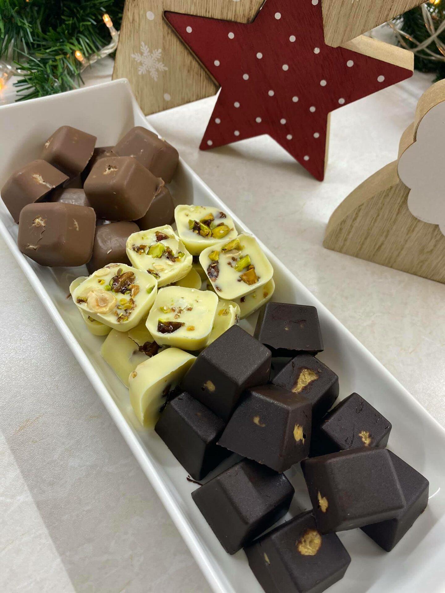 Γιορτινά-σοκολατάκια-σε 3 γεύσεις-συνταγή- Γιορτινά-σοκολατάκια-σε 3 γεύσεις-συνταγή-