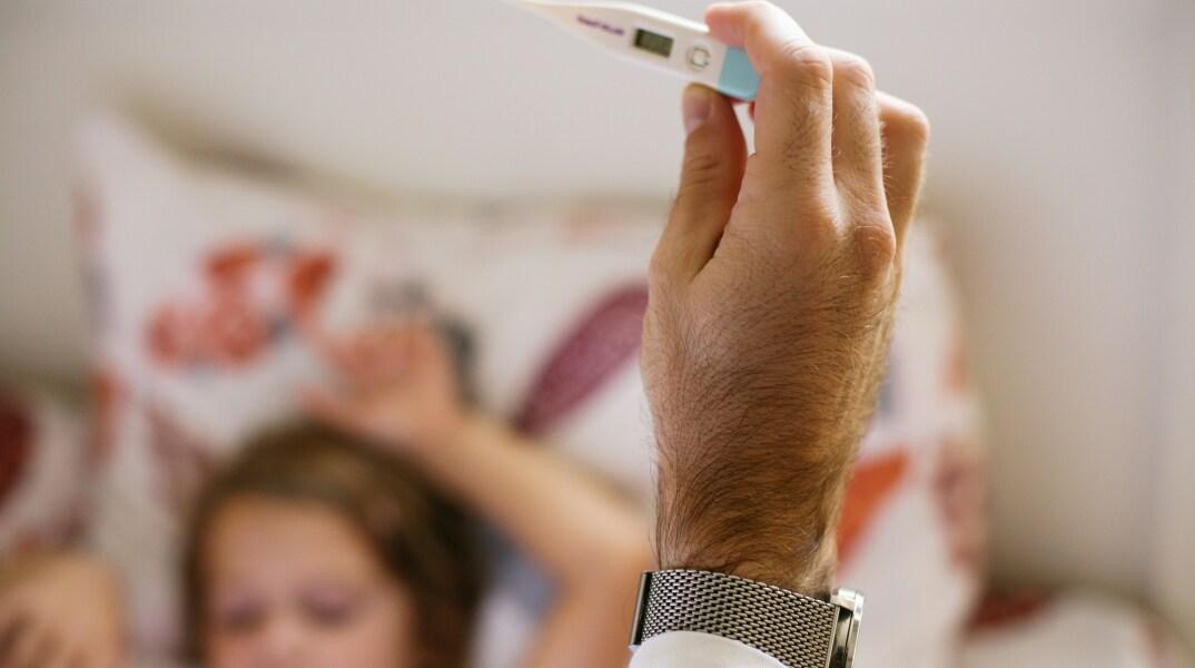 Ιός κοξάκι : Παιδίατρος απαντά για το πότε επιτρέπεται το παιδί να πάει σχολείο