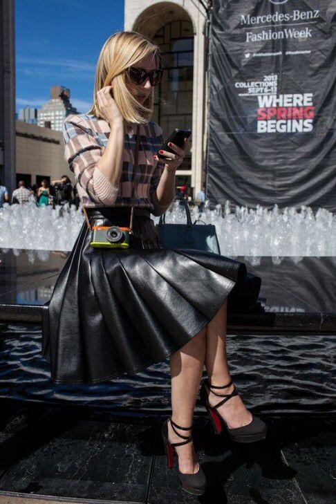 πλισέ-δερμάτινη φούστα-με-καρό πουλόβερ-ιδέες- πλισέ-δερμάτινη φούστα-με-καρό πουλόβερ-ιδέες-