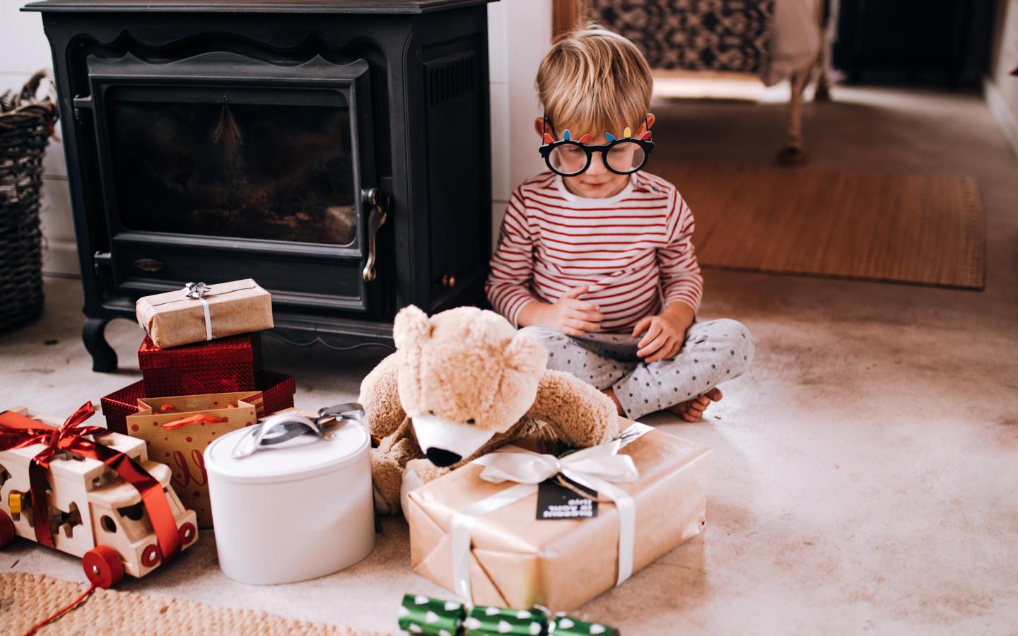 διώξτε-τα-παλιά παιχνίδια-για-να-χωρέσουν-τα-δώρα-από-τον-Άγιο Βασίλη- διώξτε-τα-παλιά παιχνίδια-για-να-χωρέσουν-τα-δώρα-από-τον-Άγιο Βασίλη-