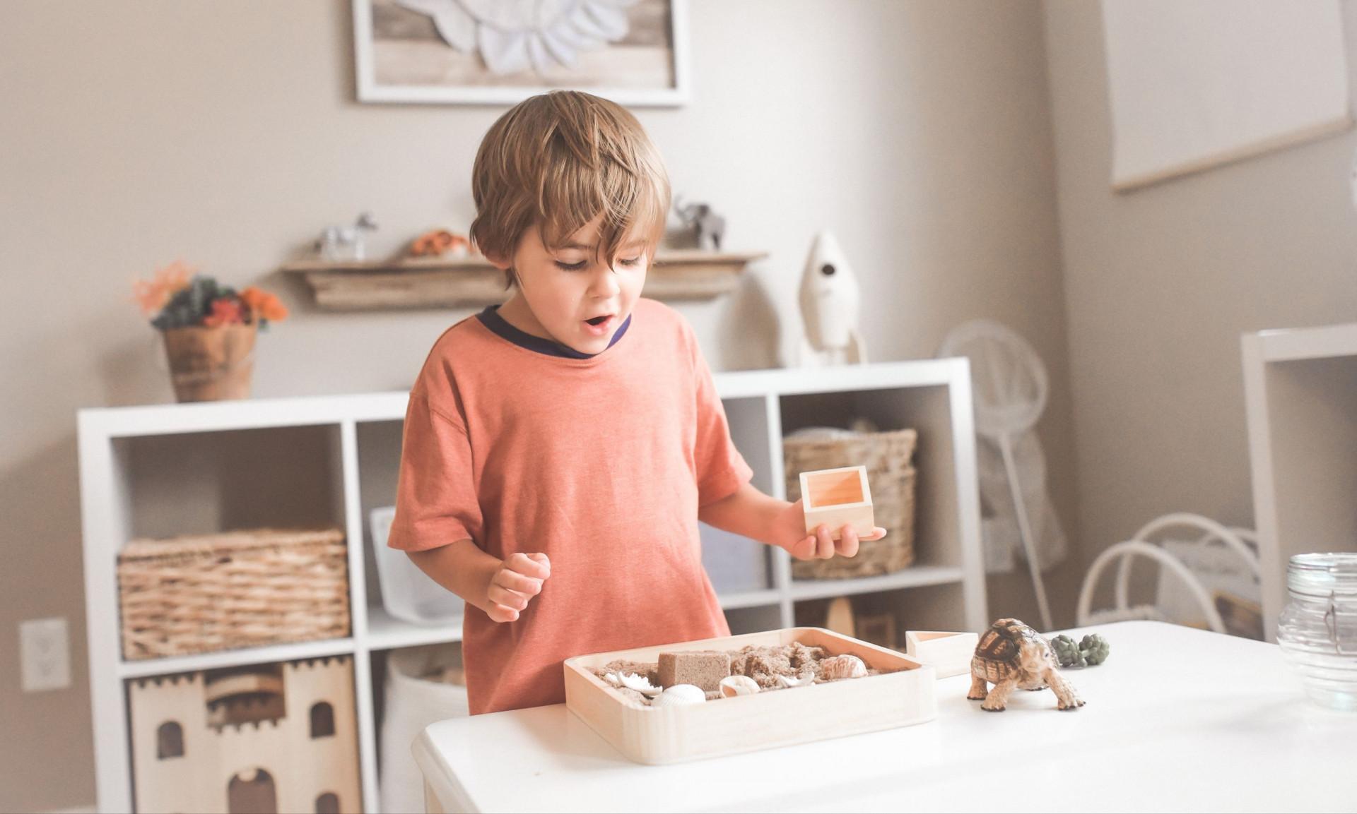 διώξτε-τα-παλιά παιχνίδια-για-να-χωρέσουν-τα-δώρα-από-τον-Άγιο Βασίλη- διώξτε-τα-παλιά παιχνίδια-για-να-χωρέσουν-τα-δώρα-από-τον-Άγιο Βασίλη-