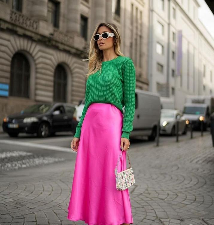 ροζ-σατέν-φούστα-με-πράσινο πουλόβερ-ιδέες- ροζ-σατέν-φούστα-με-πράσινο πουλόβερ-ιδέες-