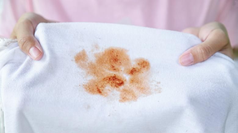 5-τρόποι-να-αφαιρέσεις-τις-λαδιές-από-το-τραπεζομάντηλο-μετά-το-Χριστουγεννιάτικο-ρεβεγιόν