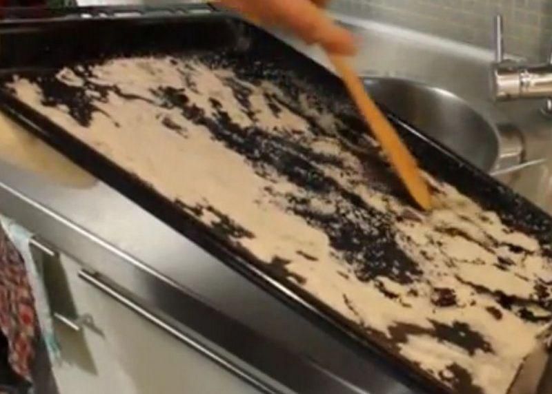 Κόλπα-καθαρισμού-για-τα-ταψιά-μετά-το-Χριστουγεννιάτικο-τραπέζι Κόλπα-καθαρισμού-για-τα-ταψιά-μετά-το-Χριστουγεννιάτικο-τραπέζι