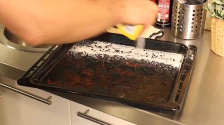 Κόλπα-καθαρισμού-για-τα-ταψιά-μετά-το-Χριστουγεννιάτικο-τραπέζι Κόλπα-καθαρισμού-για-τα-ταψιά-μετά-το-Χριστουγεννιάτικο-τραπέζι