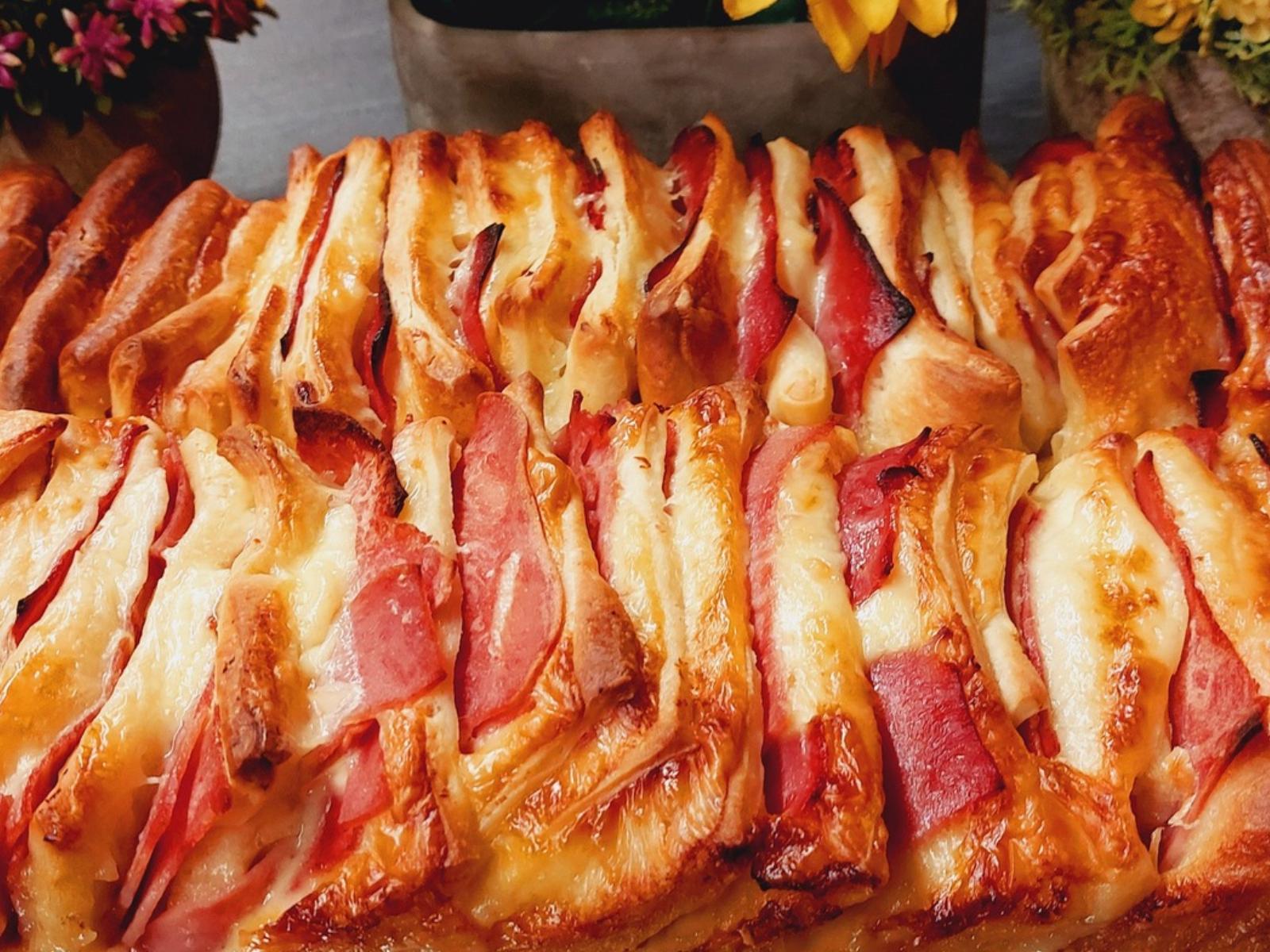 Γιορτινό γεμιστό ψωμί στη φόρμα του κέικ που φτιάχνεται πανεύκολα