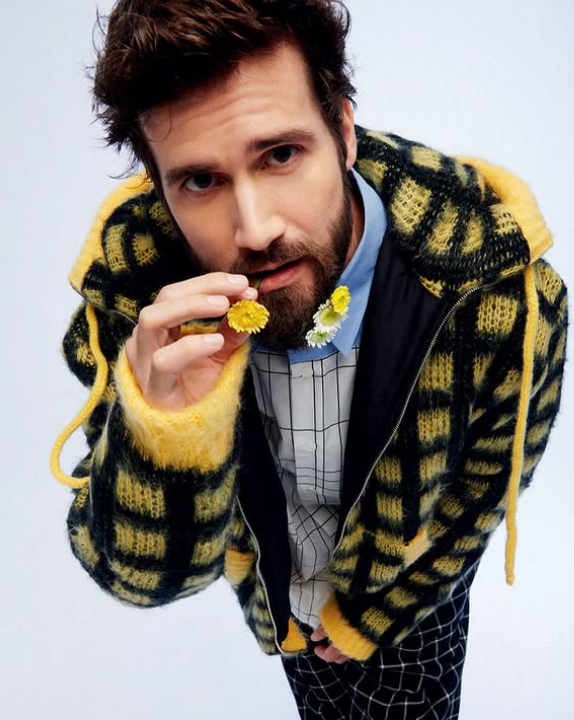 Αναστάσης Ροϊλός: Εύχεται Καλά Χριστούγεννα στο Instagram με γυαλιά και κάνει τις θαυμάστριες να λιώνουν