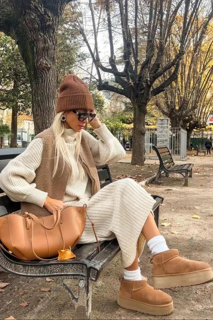 πλεκτό-φόρεμα-με-σκουφάκι-σε-nude-ιδέες-