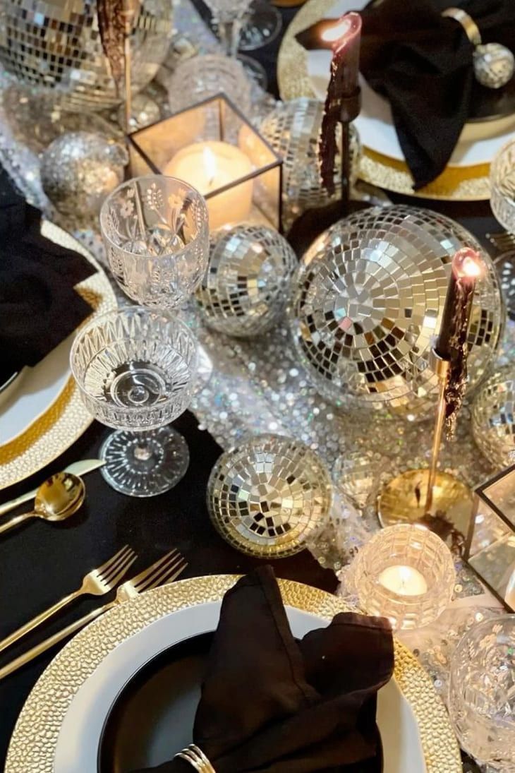 disco μπάλες-στη-διακόσμηση-του-τραπεζιού-την-Πρωτοχρονιά 2025-ιδέες- disco μπάλες-στη-διακόσμηση-του-τραπεζιού-την-Πρωτοχρονιά 2025-ιδέες-
