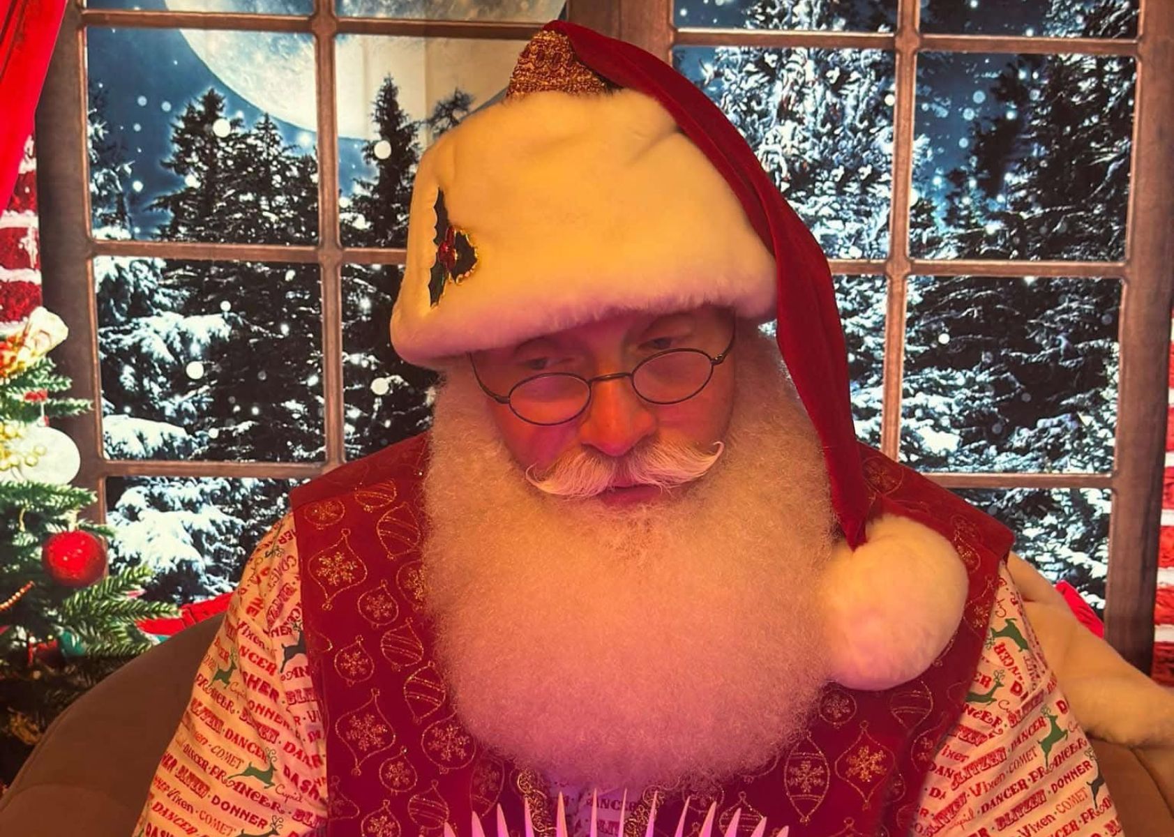 Είχε τον γιο του χρόνια στο νοσοκομείο κι εδώ και 16 χρόνια ντύνεται Άγιος Βασίλης και μοιράζει δώρα στα άρρωστα παιδιά