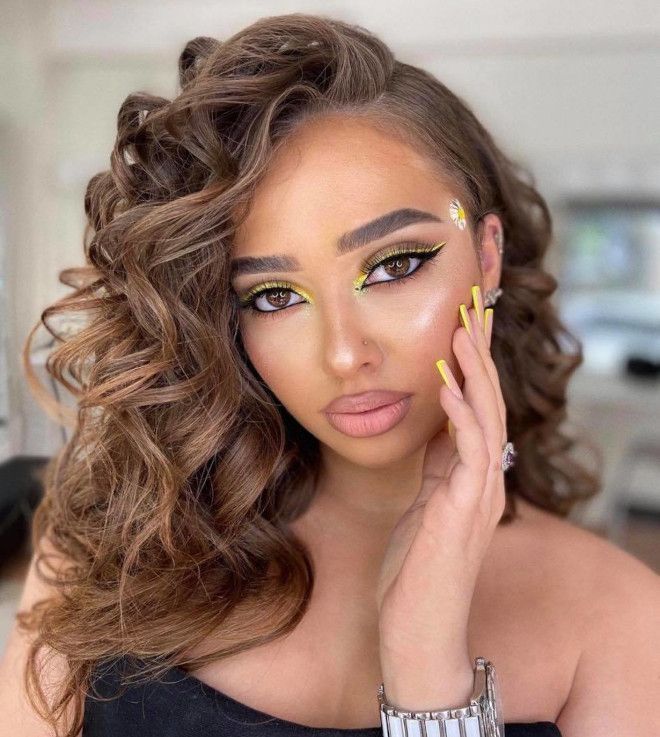 ιδέες-για-γιορτινά-χτενίσματα-με-μπούκλες-την-Πρωτοχρονιά 2025- ιδέες-για-γιορτινά-χτενίσματα-με-μπούκλες-την-Πρωτοχρονιά 2025-