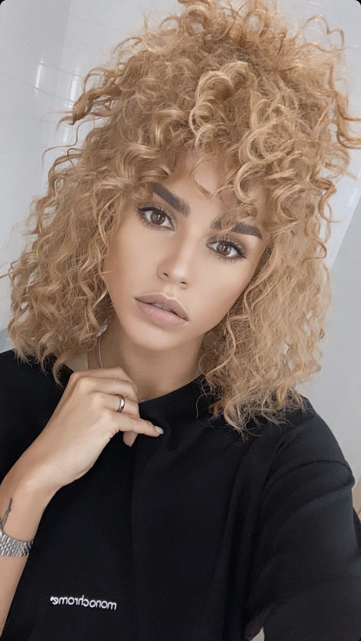 ιδέες-για-γιορτινά-χτενίσματα-με-μπούκλες-την-Πρωτοχρονιά 2025- ιδέες-για-γιορτινά-χτενίσματα-με-μπούκλες-την-Πρωτοχρονιά 2025-