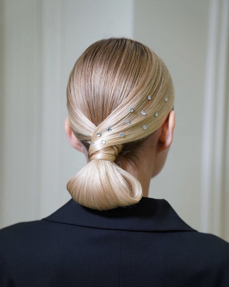 χαμηλός-κότσος-σε-ίσια-μαλλιά-με-στρας-ιδέες- χαμηλός-κότσος-σε-ίσια-μαλλιά-με-στρας-ιδέες-