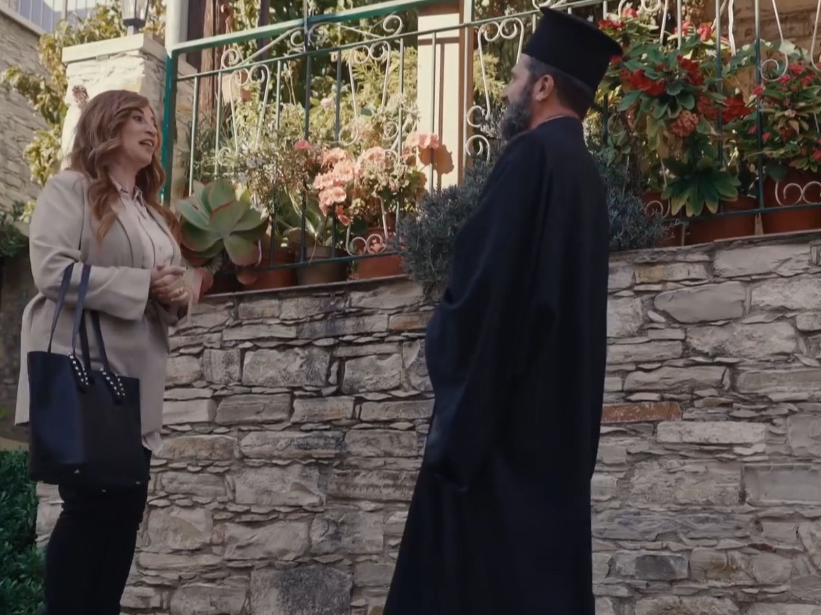 Η Γη της Ελιάς : Πάτερ Τιμόθεος και Κούλα γίνονται ζευγάρι