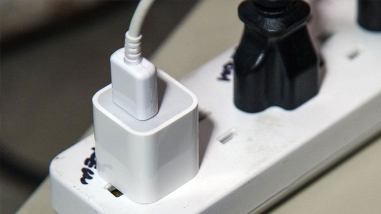 Γιατί δεν πρέπει να αφήνετε ποτέ το καλώδιο φόρτισης συνδεδεμένο στην πρίζα χωρίς το κινητό