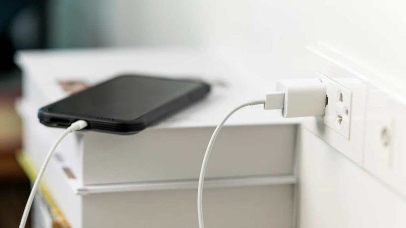 Ο-λόγος-που-δεν-πρέπει-να-αφήνετε-τον-φορτιστή-στην-πρίζα-χωρίς-το-κινητό Ο-λόγος-που-δεν-πρέπει-να-αφήνετε-τον-φορτιστή-στην-πρίζα-χωρίς-το-κινητό