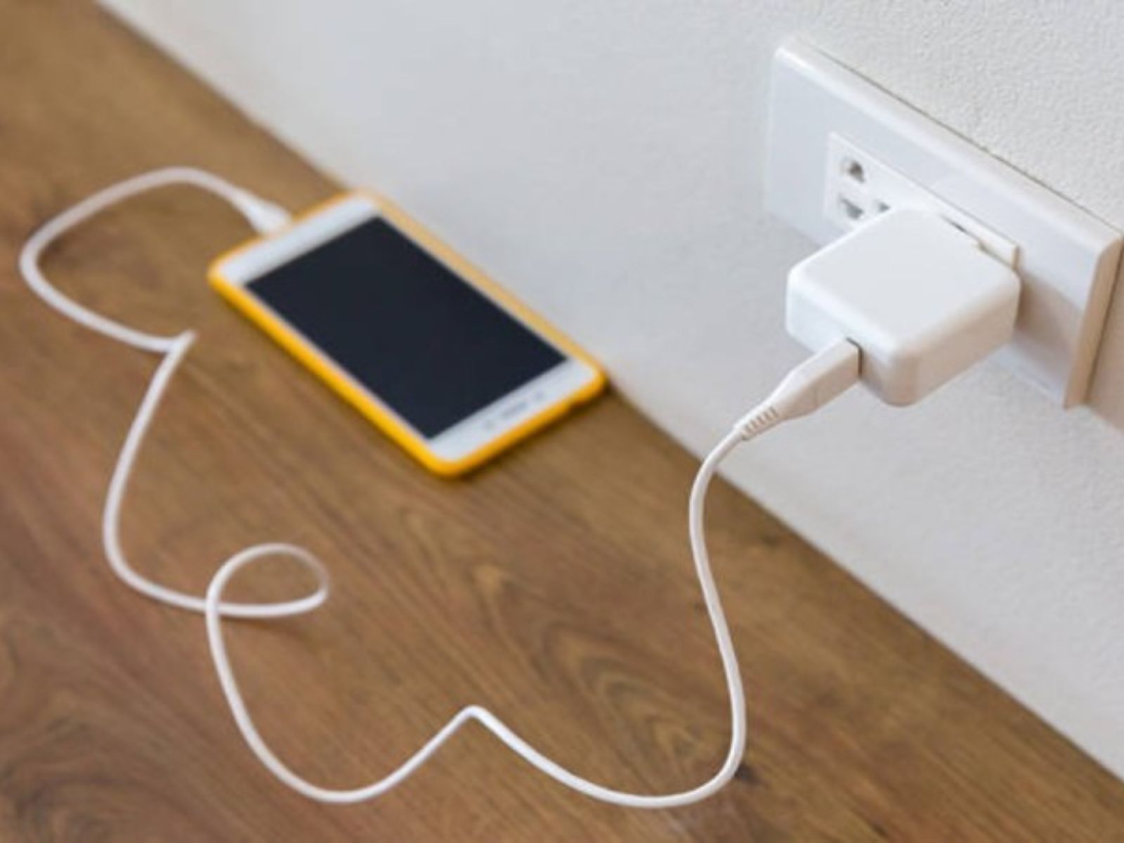 Μην αφήνετε ποτέ το καλώδιο φόρτισης στην πρίζα χωρίς το κινητό- Αυτός είναι ο λόγος