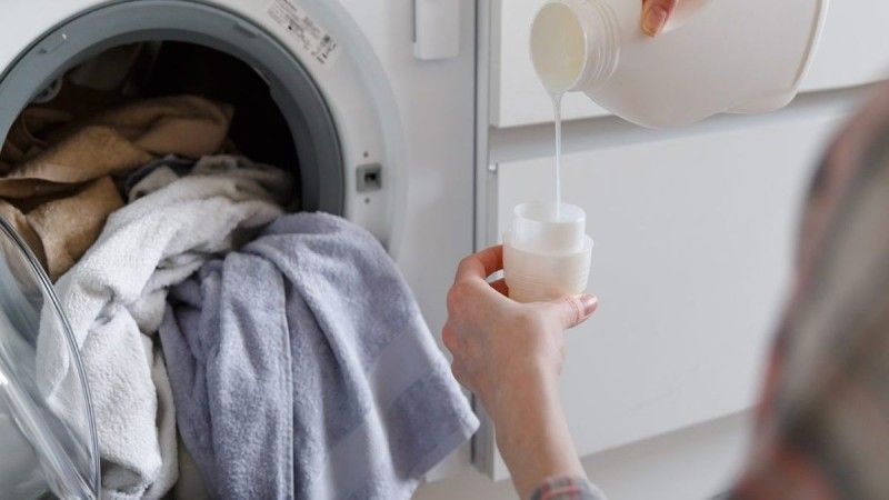 Ποιο σαπούνι είναι καλύτερο για το σωστό πλύσιμο των ρούχων: Υγρό ή σκόνη, τι λένε οι ειδικοί