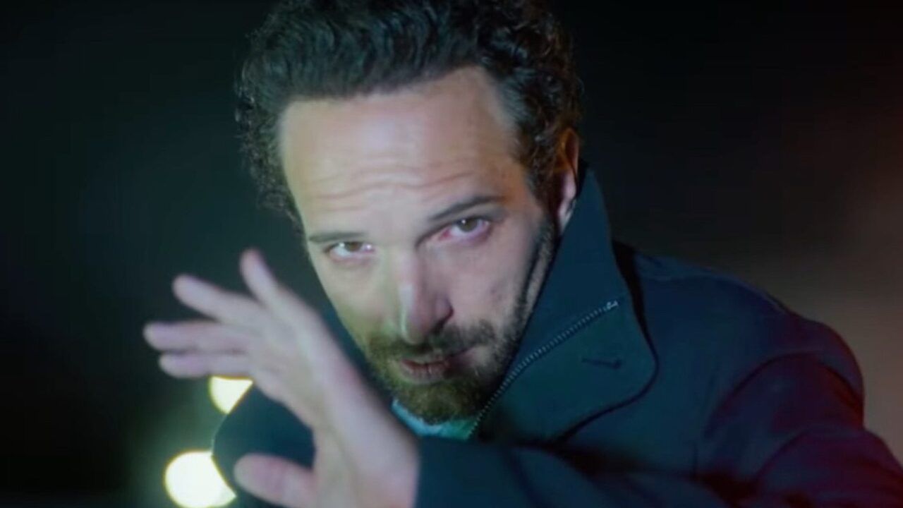 Διάφανη Αγάπη : Ο Στέφανος βρίσκει τον Φίλιππο δίπλα σε ένα πτώμα