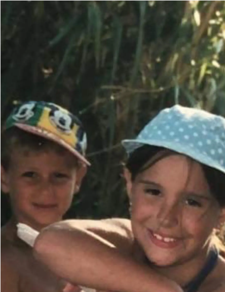 Γνωστή ηθοποιός από την Γη της Ελιάς ανεβαίνει τα σκαλιά της εκκλησίας