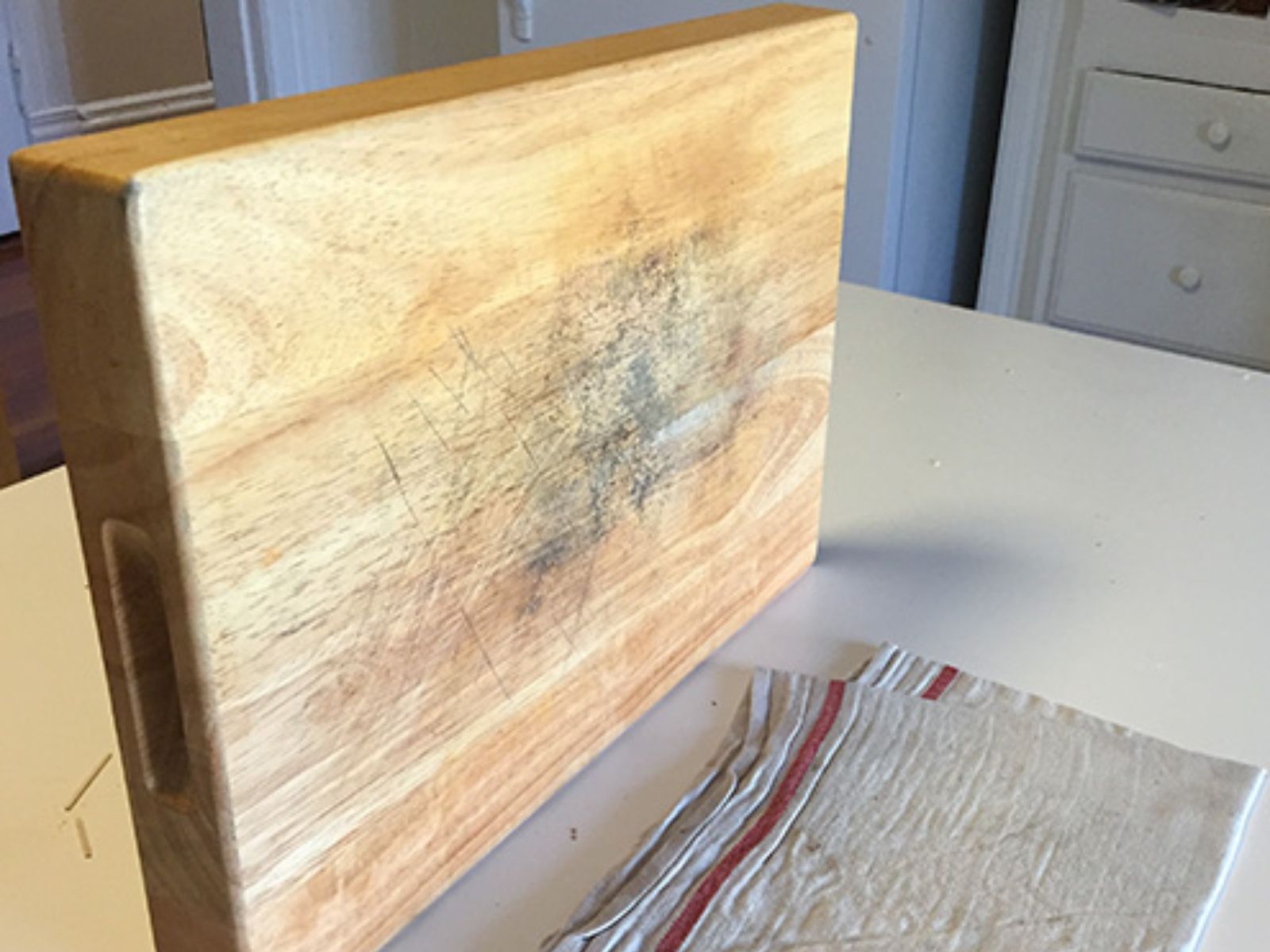 Μούχλα στο ξύλο κοπής : Πείτε “όχι” στο υγρό πιάτων-Καθαρίστε το σε βάθος με λεμόνι κι αλάτι