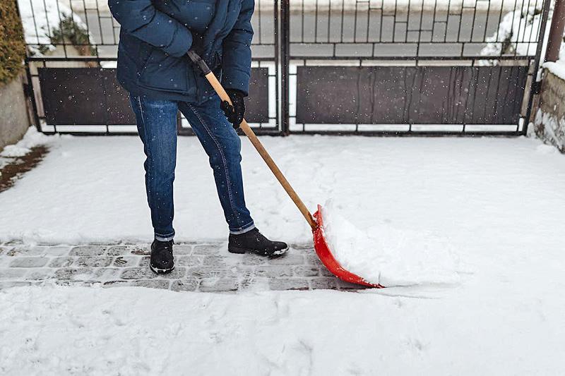 9-έξυπνα-κόλπα-να-ξεχιονίσετε-το-σπίτι-και-το-πεζοδρόμιο-σας-για-να-μην-γλιστράει 9-έξυπνα-κόλπα-να-ξεχιονίσετε-το-σπίτι-και-το-πεζοδρόμιο-σας-για-να-μην-γλιστράει