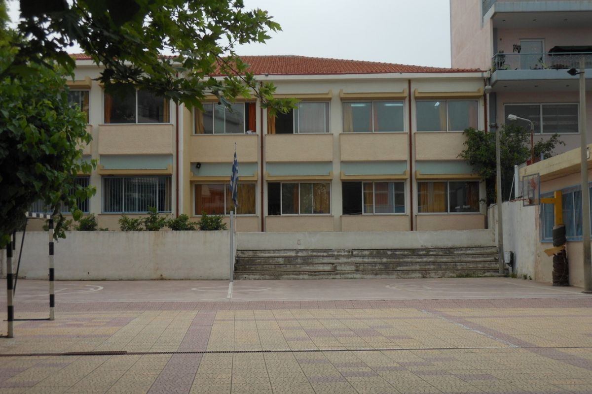 Πάτρα : Άντρας απείλησε με όπλο παιδιά που έπαιζαν σε σχολείο επειδή έκαναν φασαρία