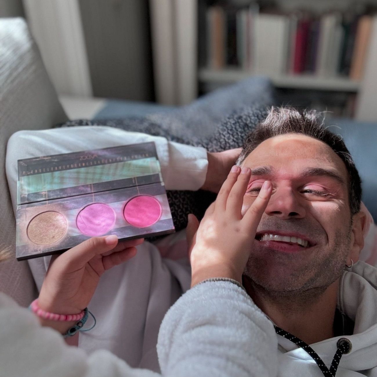 Τάσος Ιορδανίδης-μαθαίνει-στην-κόρη-του-την-Ιστορία-σε-μιούζικαλ- Τάσος Ιορδανίδης-μαθαίνει-στην-κόρη-του-την-Ιστορία-σε-μιούζικαλ-