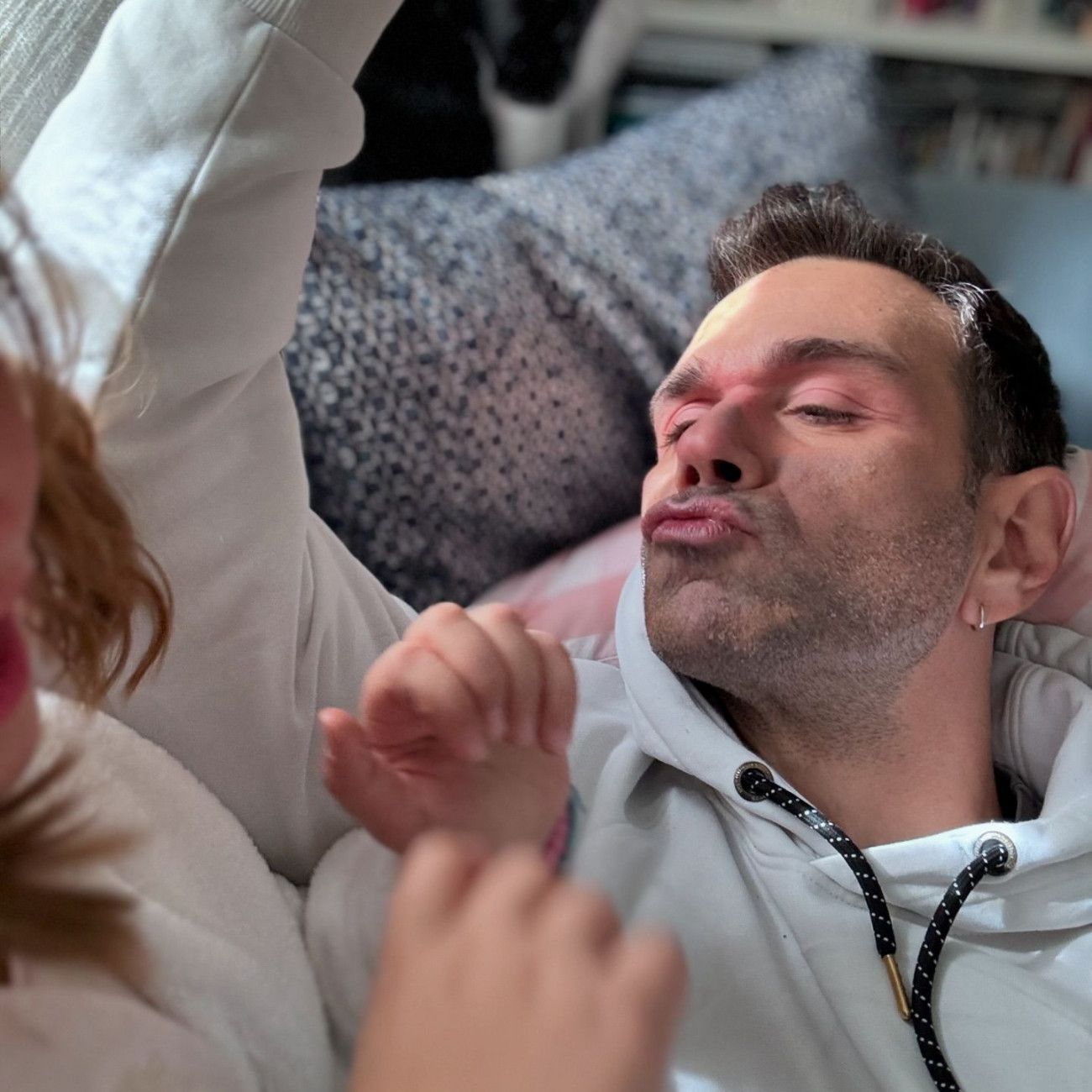 Τάσος Ιορδανίδης-μαθαίνει-στην-κόρη-του-την-Ιστορία-σε-μιούζικαλ- Τάσος Ιορδανίδης-μαθαίνει-στην-κόρη-του-την-Ιστορία-σε-μιούζικαλ-