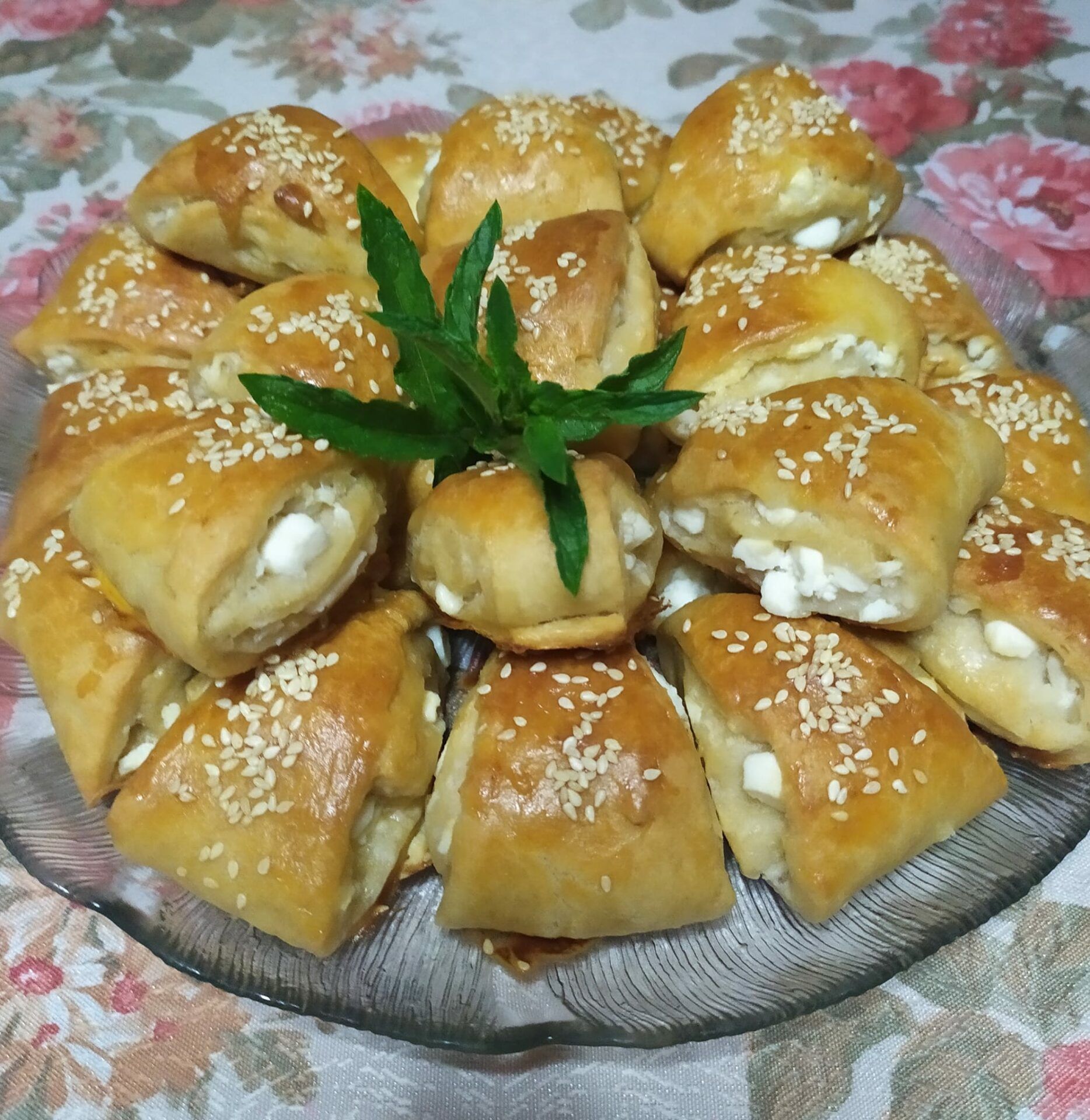 τυροπιτάκια-τριγωνάκια-με-σουσάμι-συνταγή-