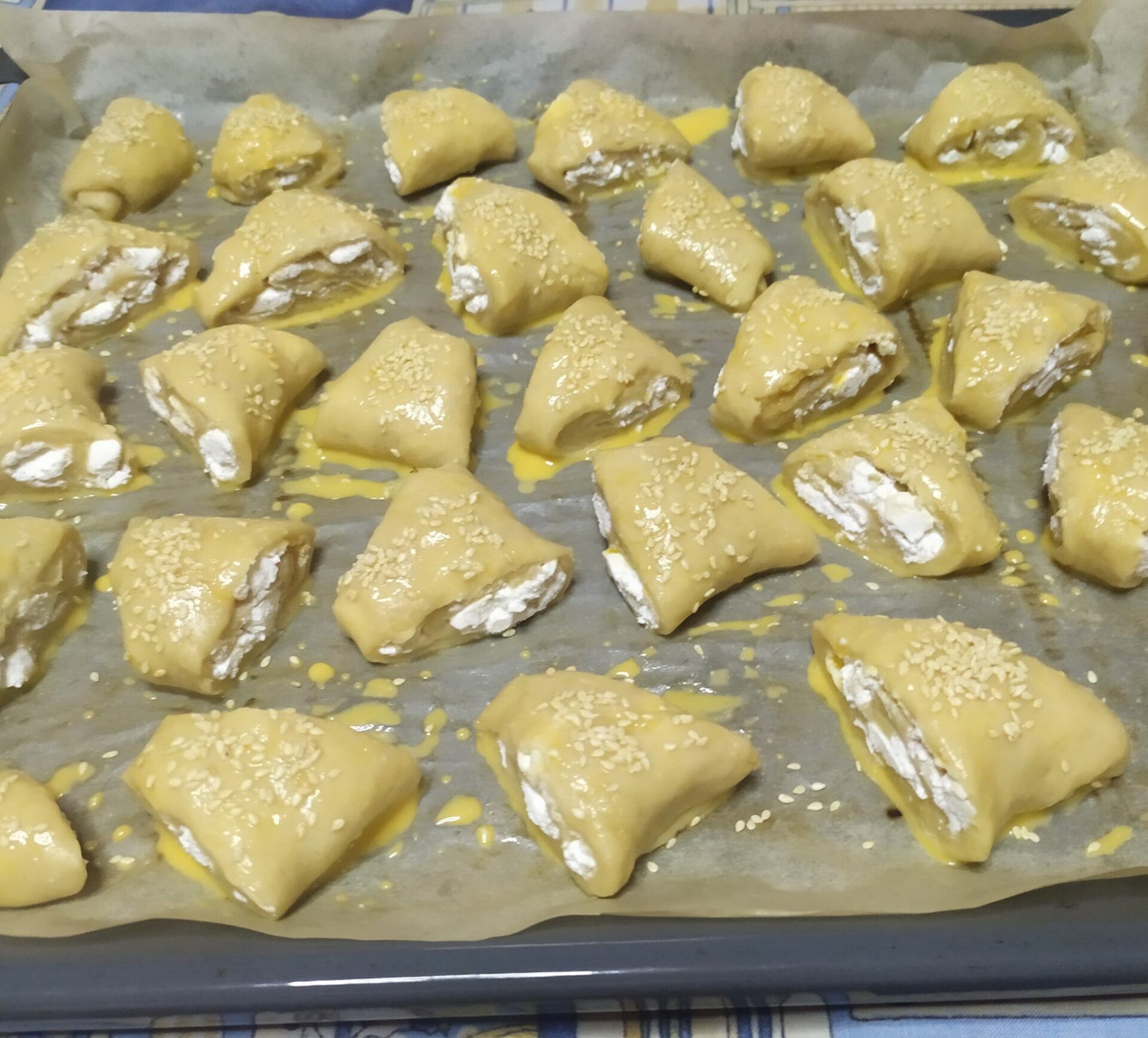 τυροπιτάκια-τριγωνάκια-με-σουσάμι-συνταγή-