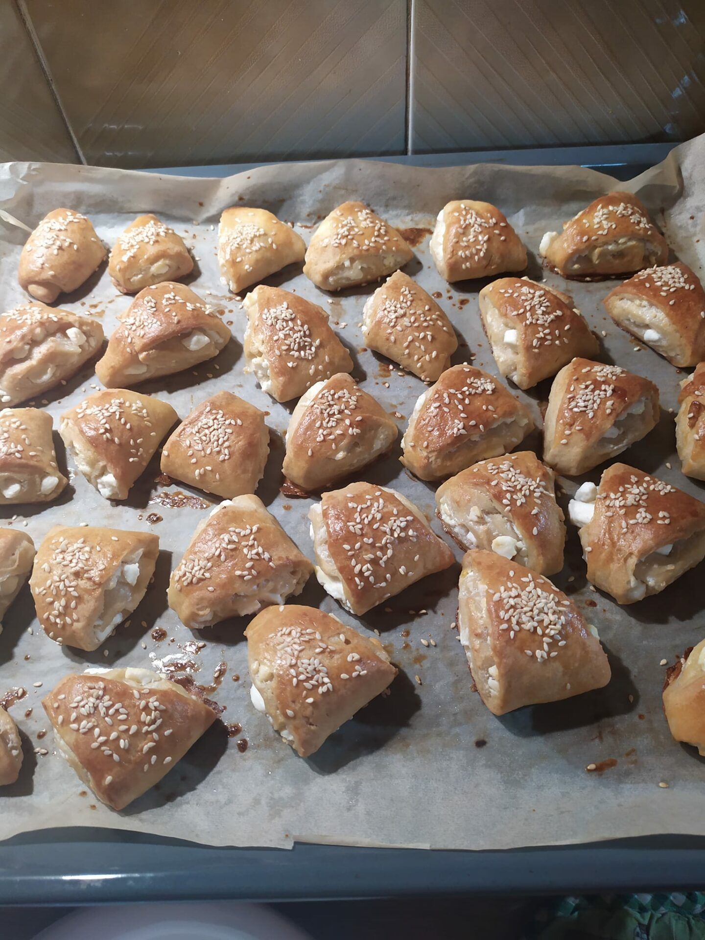 τυροπιτάκια-τριγωνάκια-με-σουσάμι-συνταγή-