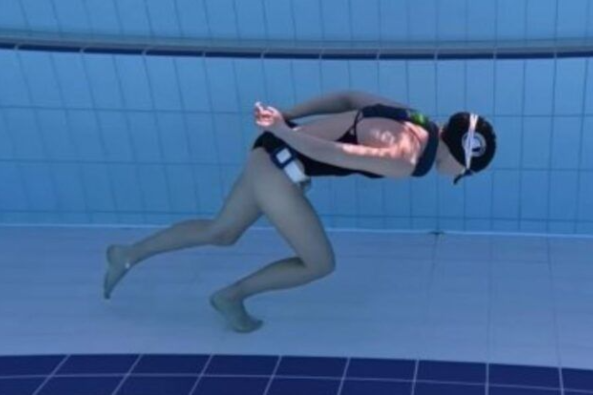 Γυναίκα δύτης έκανε τη μεγαλύτερη υποβρύχια «βόλτα» με μια μόνο ανάσα – Βίντεο