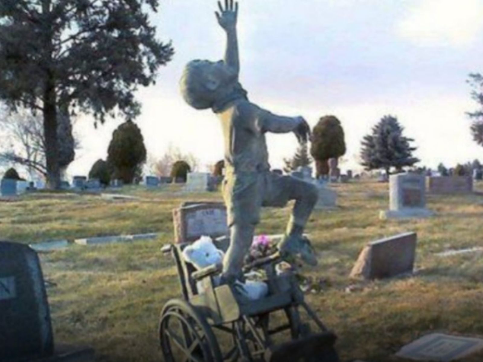 πατέρας-έφτιαξε-άγαλμα-του-νεκρού-του-γιου- πατέρας-έφτιαξε-άγαλμα-του-νεκρού-του-γιου-