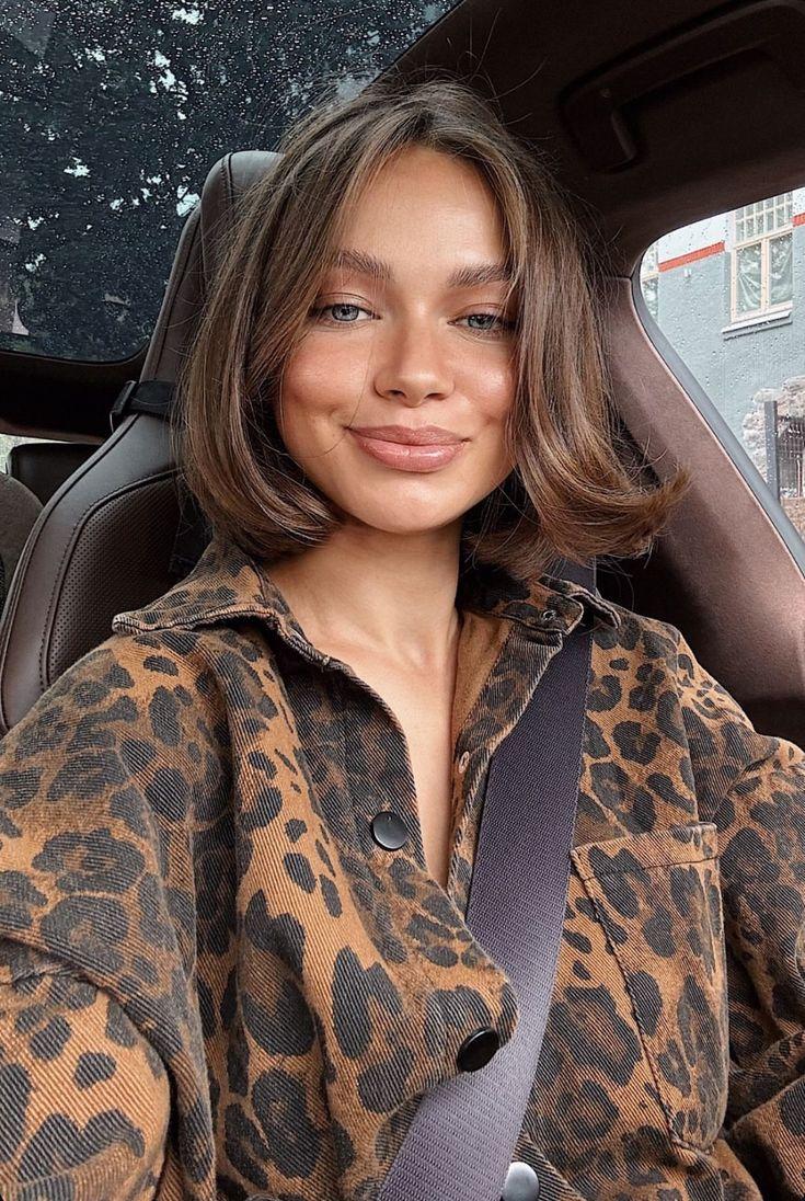 κοντό-καρέ-σε-καστανά μαλλιά-με-γυρισμένες άκρες-ιδέες-