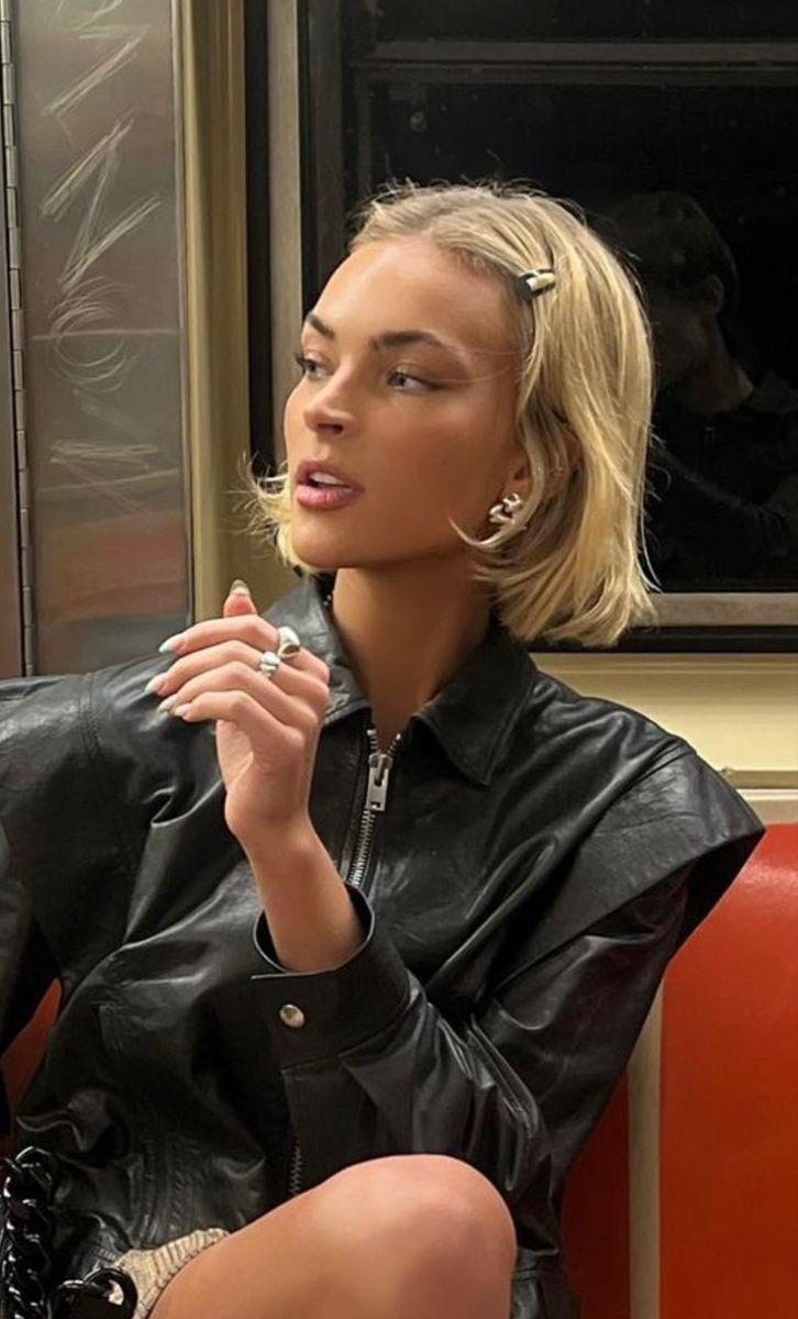 κοντό-καρέ-σε-ξανθά μαλλιά-με-τσιμπιδάκια-ιδέες-