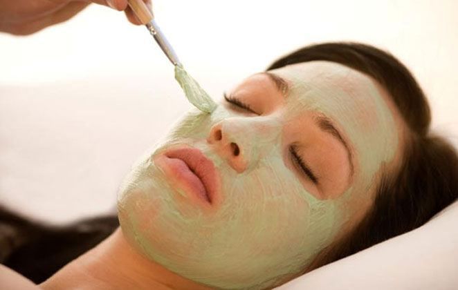 γυναίκα-που-κάνει-μάσκα-ομορφιάς- γυναίκα-που-κάνει-μάσκα-ομορφιάς-